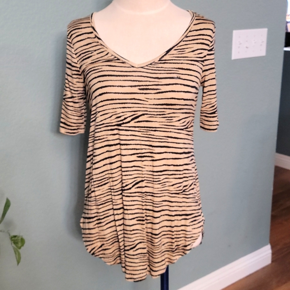Tiger print v-neck shirt sleeve shirt